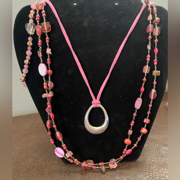 2 necklaces (long beaded, Pink suede w/pendant and 1 beaded bracelet) - Picture 1 of 13